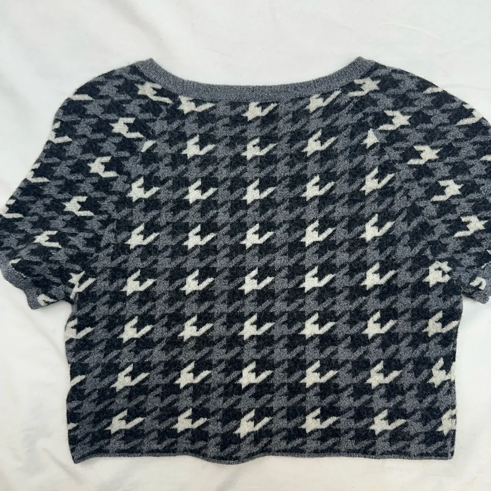 Alice + Olivia Gray and White Houndstooth Sweater - Picture 3 of 3